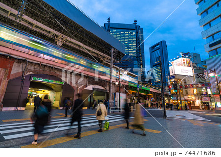 日本の東京都市景観　緊急事態宣言あす決定。1591人感染で最多。帰宅を急ぐ…＝1月6日、東京・新橋 74471686