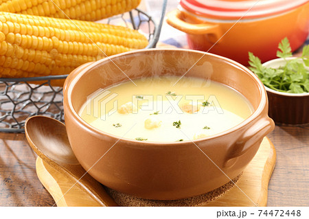 食卓のコーンポタージュとトウモロコシ 食卓のコーンポタージュとトウモロコシ 74472448