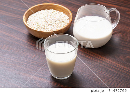 オーツミルク オーツドリンクとオーツ麦 植物性ミルク イメージ素材 オーツミルク オーツドリンクとオーツ麦 植物性ミルク イメージ素材 74472766