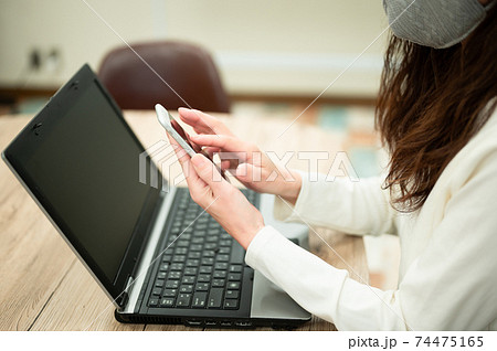 緊急事態宣言中オフィスで仕事ミドル女性 74475165