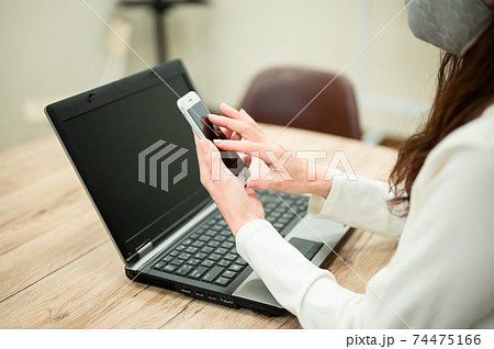緊急事態宣言中オフィスで仕事ミドル女性 74475166