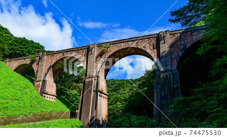 横川ー軽井沢間にある碓氷第三橋梁(めがね橋) 横川ー軽井沢間にある碓氷第三橋梁(めがね橋) 74475530
