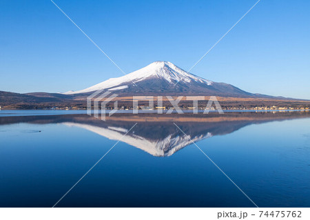 富士五湖の一つ山中湖からの富士山 74475762