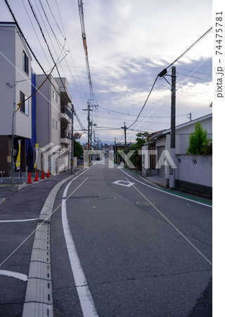 日本の夕暮れの街並み 住宅街を通る道路の写真素材