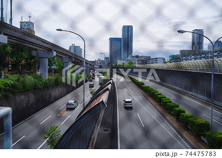 大阪・名神高速道路中国自動車道と大阪中央環状線、大阪モノレールのある千里中央を臨むフェンス越しの風景 大阪・名神高速道路中国自動車道と大阪中央環状線、大阪モノレールのある千里中央を臨むフェンス越しの風景 74475783