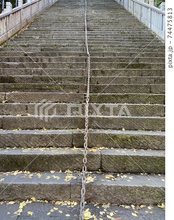 愛宕神社に続く急な階段 愛宕神社に続く急な階段 74475813
