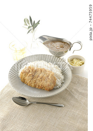 豚カツが乗った熱々ご飯とルーが入ったカレーポットとトッピングのナチュラルチーズとお茶とオリーブの葉 豚カツが乗った熱々ご飯とルーが入ったカレーポットとトッピングのナチュラルチーズとお茶とオリーブの葉 74475959