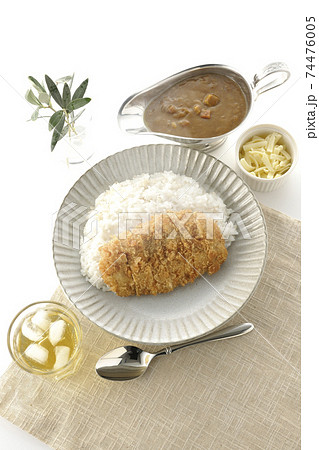 豚カツが乗った熱々ご飯とルーが入ったカレーポットとトッピングのチーズとお茶とオリーブの葉(俯瞰) 豚カツが乗った熱々ご飯とルーが入ったカレーポットとトッピングのチーズとお茶とオリーブの葉(俯瞰) 74476005