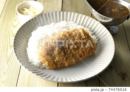 豚カツが乗った熱々ご飯とルーが入ったカレーポットとトッピングのナチュラルチーズ 豚カツが乗った熱々ご飯とルーが入ったカレーポットとトッピングのナチュラルチーズ 74476016