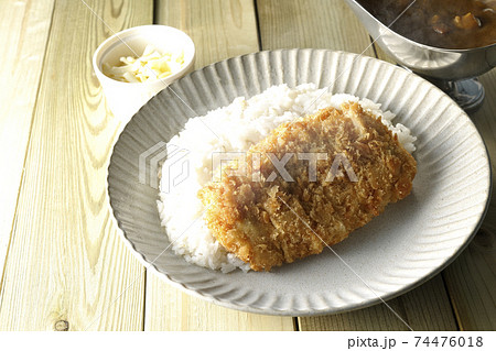 豚カツが乗った熱々ご飯とルーが入ったカレーポットとトッピングのナチュラルチーズ 豚カツが乗った熱々ご飯とルーが入ったカレーポットとトッピングのナチュラルチーズ 74476018