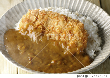 大きい豚カツが真ん中に一枚乗っている熱々カツカレー 74476064
