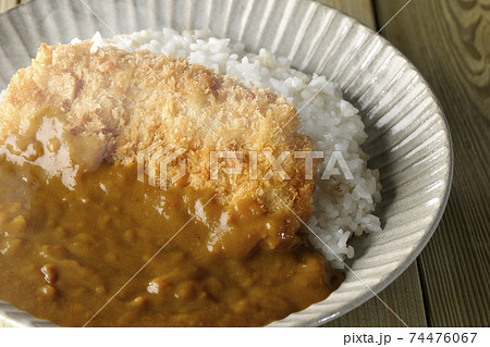 大きい豚カツが真ん中に一枚乗っている熱々カツカレー 大きい豚カツが真ん中に一枚乗っている熱々カツカレー 74476067