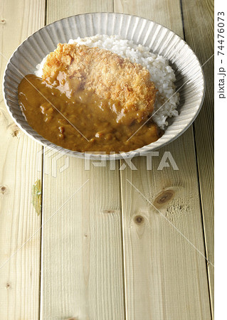 大きい豚カツが真ん中に一枚乗っている熱々カツカレー 大きい豚カツが真ん中に一枚乗っている熱々カツカレー 74476073