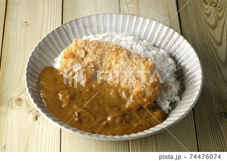 大きい豚カツが真ん中に一枚乗っている熱々カツカレー 74476074