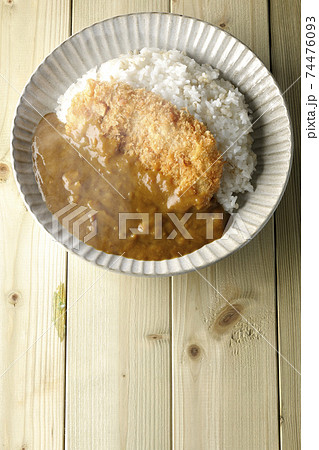 大きい豚カツが真ん中に一枚乗っている熱々カツカレー（俯瞰） 74476093