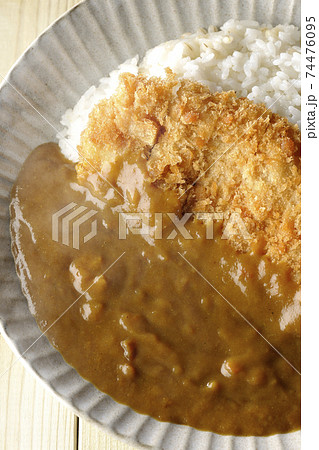 大きい豚カツが真ん中に一枚乗っている熱々カツカレー（俯瞰） 74476095