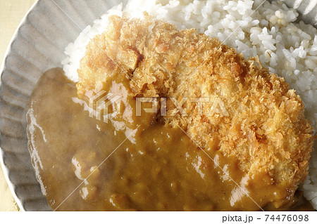 大きい豚カツが真ん中に一枚乗っている熱々カツカレー(俯瞰) 大きい豚カツが真ん中に一枚乗っている熱々カツカレー(俯瞰) 74476098