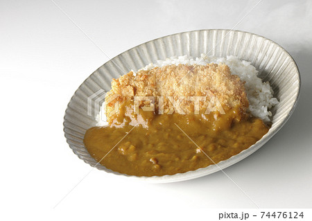 大きい豚カツが真ん中に一枚乗っている熱々カツカレーを白背景で撮影 大きい豚カツが真ん中に一枚乗っている熱々カツカレーを白背景で撮影 74476124