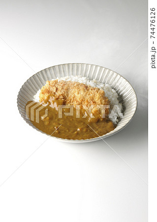 大きい豚カツが真ん中に一枚乗っている熱々カツカレーを白背景で撮影 74476126