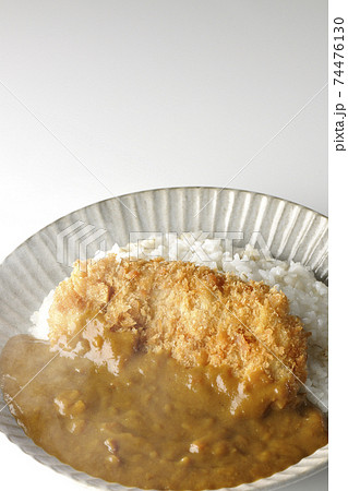 大きい豚カツが真ん中に一枚乗っている熱々カツカレーを白背景で撮影 大きい豚カツが真ん中に一枚乗っている熱々カツカレーを白背景で撮影 74476130