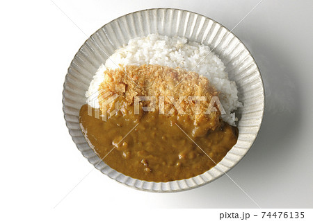 大きい豚カツが真ん中に一枚乗っている熱々カツカレーを白背景で撮影（俯瞰） 74476135