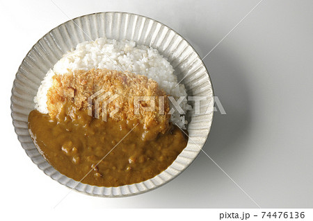 大きい豚カツが真ん中に一枚乗っている熱々カツカレーを白背景で撮影(俯瞰) 大きい豚カツが真ん中に一枚乗っている熱々カツカレーを白背景で撮影(俯瞰) 74476136