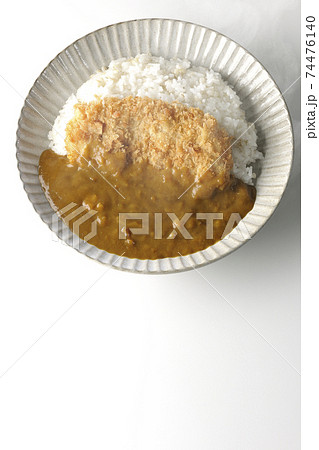大きい豚カツが真ん中に一枚乗っている熱々カツカレーを白背景で撮影（俯瞰） 74476140