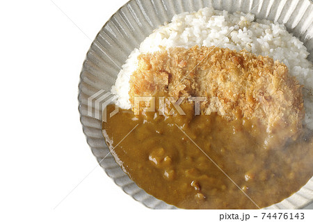 大きい豚カツが真ん中に一枚乗っている熱々カツカレーを白背景で撮影（俯瞰） 74476143
