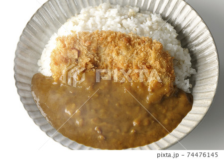 大きい豚カツが真ん中に一枚乗っている熱々カツカレーを白背景で撮影（俯瞰） 74476145