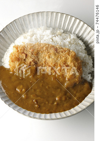 大きい豚カツが真ん中に一枚乗っている熱々カツカレーを白背景で撮影(俯瞰) 大きい豚カツが真ん中に一枚乗っている熱々カツカレーを白背景で撮影(俯瞰) 74476146