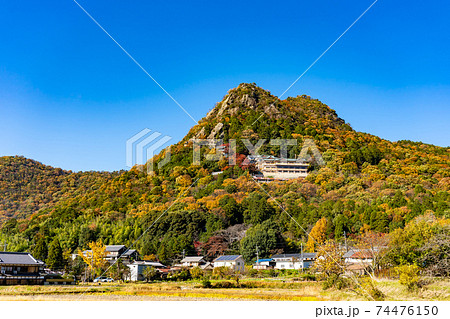 滋賀県東近江市 全山紅葉している太郎坊宮の遠景 滋賀県東近江市 全山紅葉している太郎坊宮の遠景 74476150