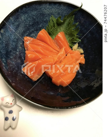 サーモンの刺身、妻の手作り家庭料理、家庭で楽しむ夕ご飯、幸せ家族 サーモンの刺身、妻の手作り家庭料理、家庭で楽しむ夕ご飯、幸せ家族 74476207