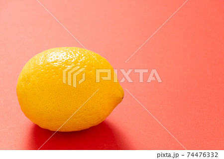 レモン1個 の写真素材