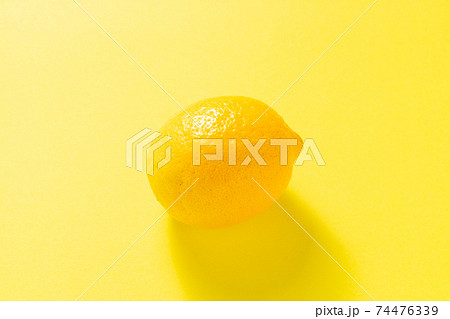 レモン1個 の写真素材