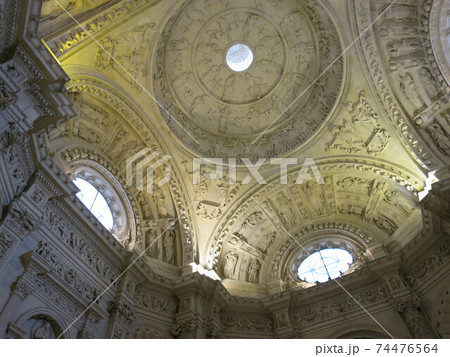スペイン、セビージャ大聖堂内部の天井 スペイン、セビージャ大聖堂内部の天井 74476564