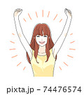 手を上げて喜ぶ20代女性 74476574