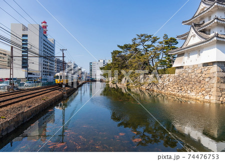 玉藻公園　お堀と良櫓と琴電　（香川県高松市） 74476753
