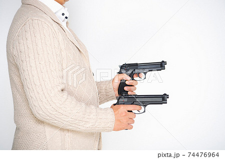 ピストルを持つ男性 74476964