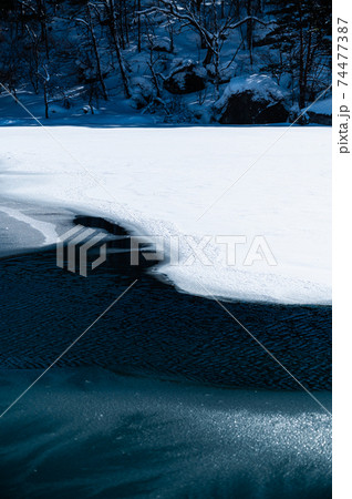 冬の五色沼 雪景色 福島県 冬の五色沼 雪景色 福島県 74477387