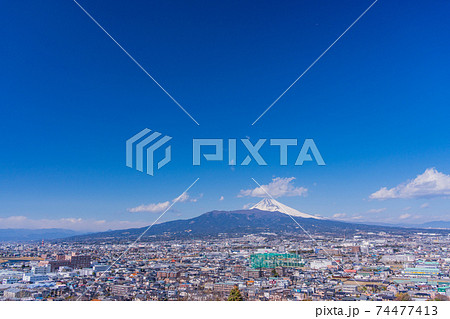 （静岡県）清水町本城山公園から望む、県東部の街並と富士山 74477413