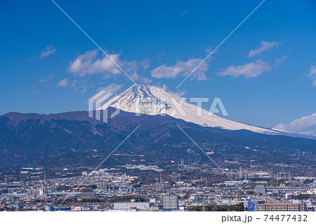 （静岡県）清水町本城山公園から望む、県東部の街並と富士山 74477432
