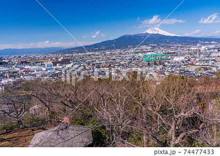 （静岡県）清水町本城山公園から望む、県東部の街並と富士山 74477433