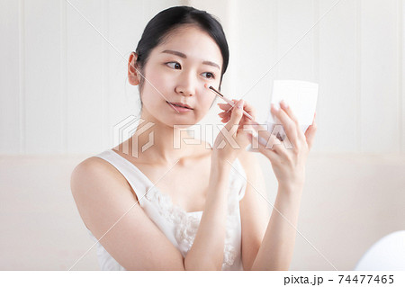 涙袋メイクをする女性の写真素材