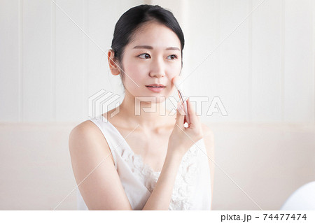 チークをつける女性(真剣) チークをつける女性(真剣) 74477474