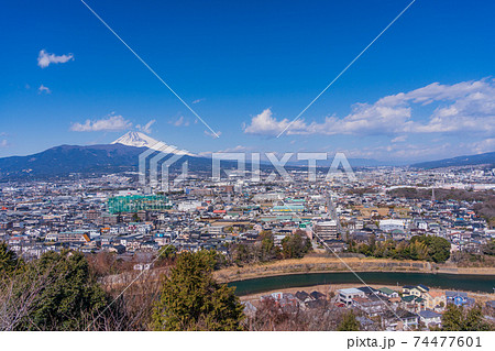 (静岡県)清水町本城山公園から望む、県東部の街並と富士山 (静岡県)清水町本城山公園から望む、県東部の街並と富士山 74477601