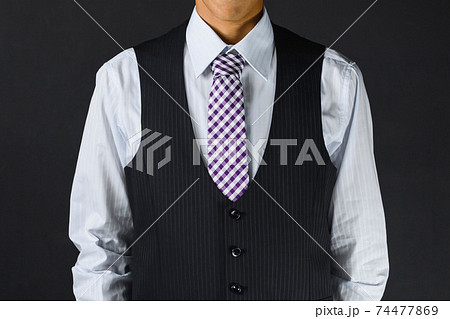 スーツ姿の男性ビジネスマン 74477869