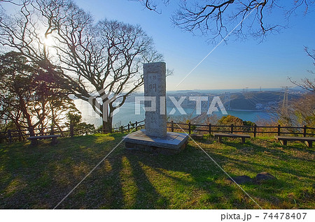 北九州市にある観光スポット門司城跡から関門海峡を望む 74478407