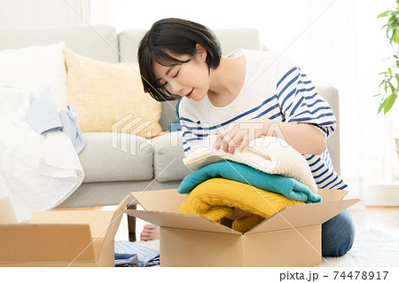 不要品を整理する女性 不要品を整理する女性 74478917