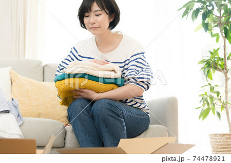 不要品を整理する女性 74478921