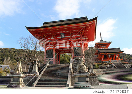 清水五条 清水寺 京都市東山区 世界遺産 緊急事態宣言 地主神社 境内 狛犬 デートの写真素材